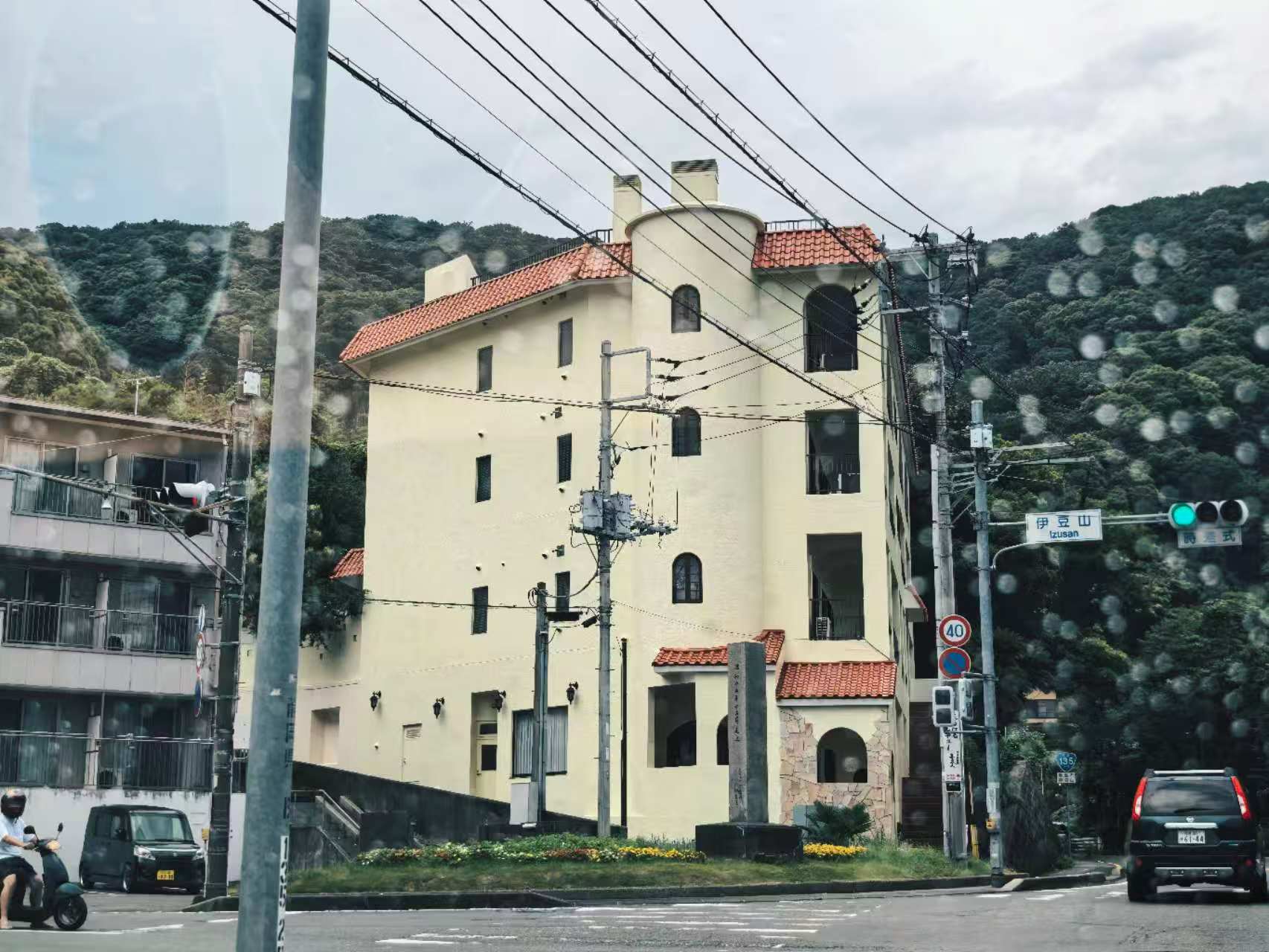 外観（伊豆山交差点より）