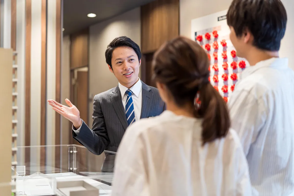 マンションギャラリーで接客する営業担当